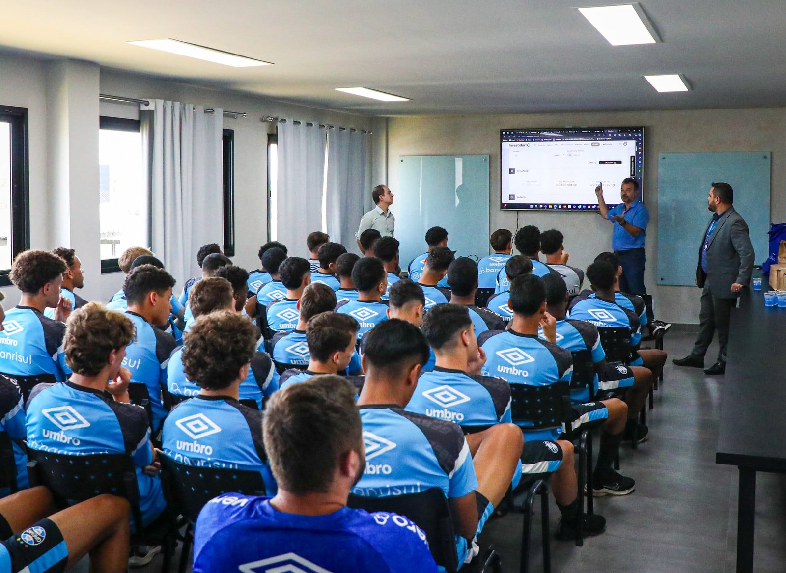 Jogadores do Grêmio recebem palestra sobre educação financeira