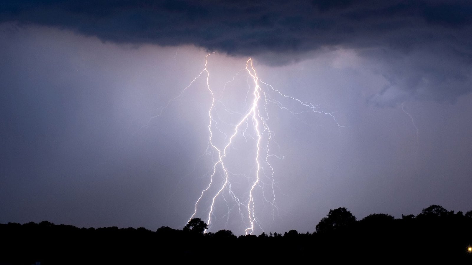 Em três dias, mais de 1,2 milhão de raios atingem o RS 3 Em três dias, mais de 1,2 milhão de raios atingem o RS