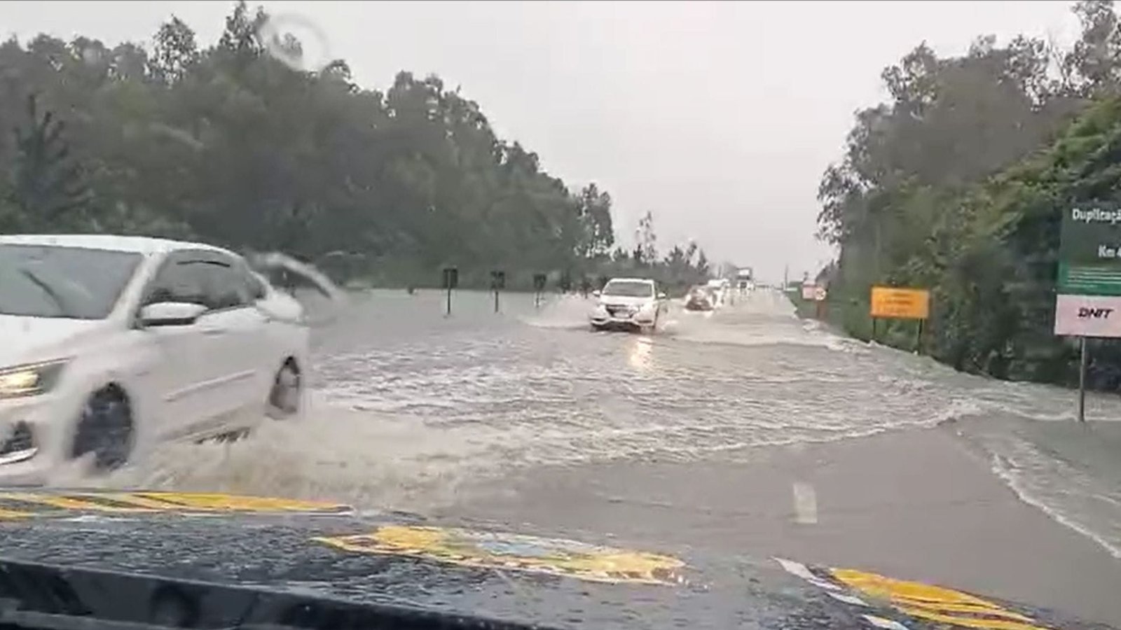 Chuva volumosa provoca alagamentos na BR-116, na Região Sul do RS 10 Chuva volumosa provoca alagamentos na BR-116, na Região Sul do RS