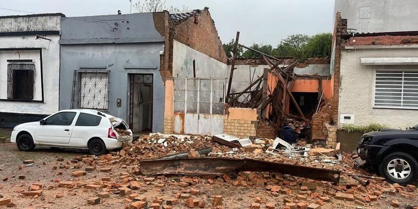 Casa desaba e outras são interditas em função do temporal em Bagé