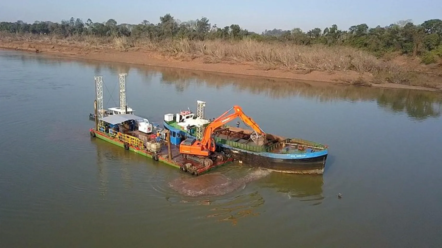 Seguem obras de dragagem no Rio Taquari
