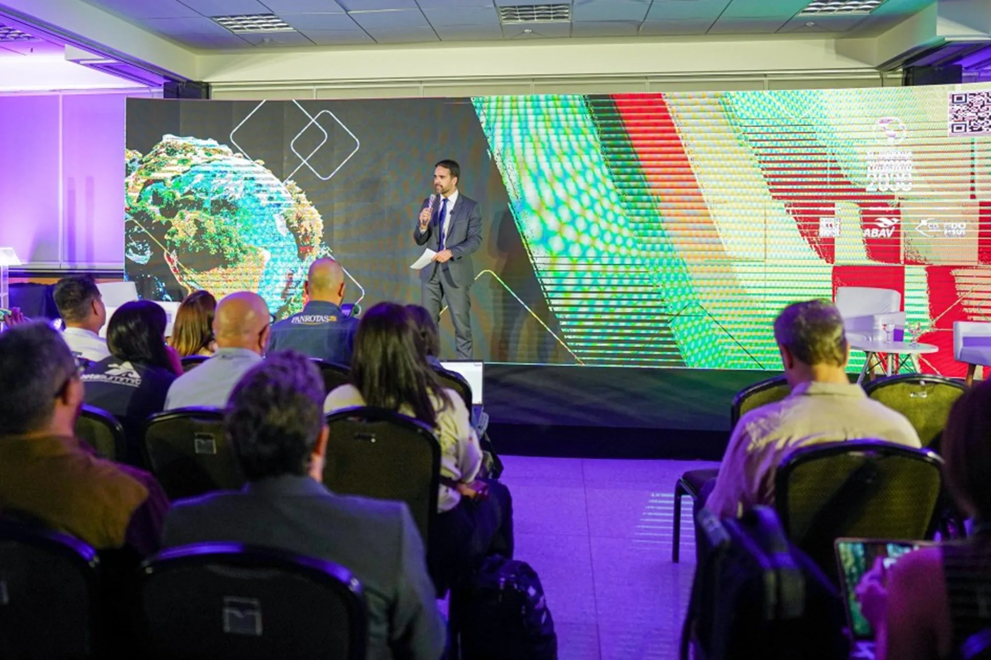 Eduardo Leite lança campanha de retomada do turismo no RS em evento nacional