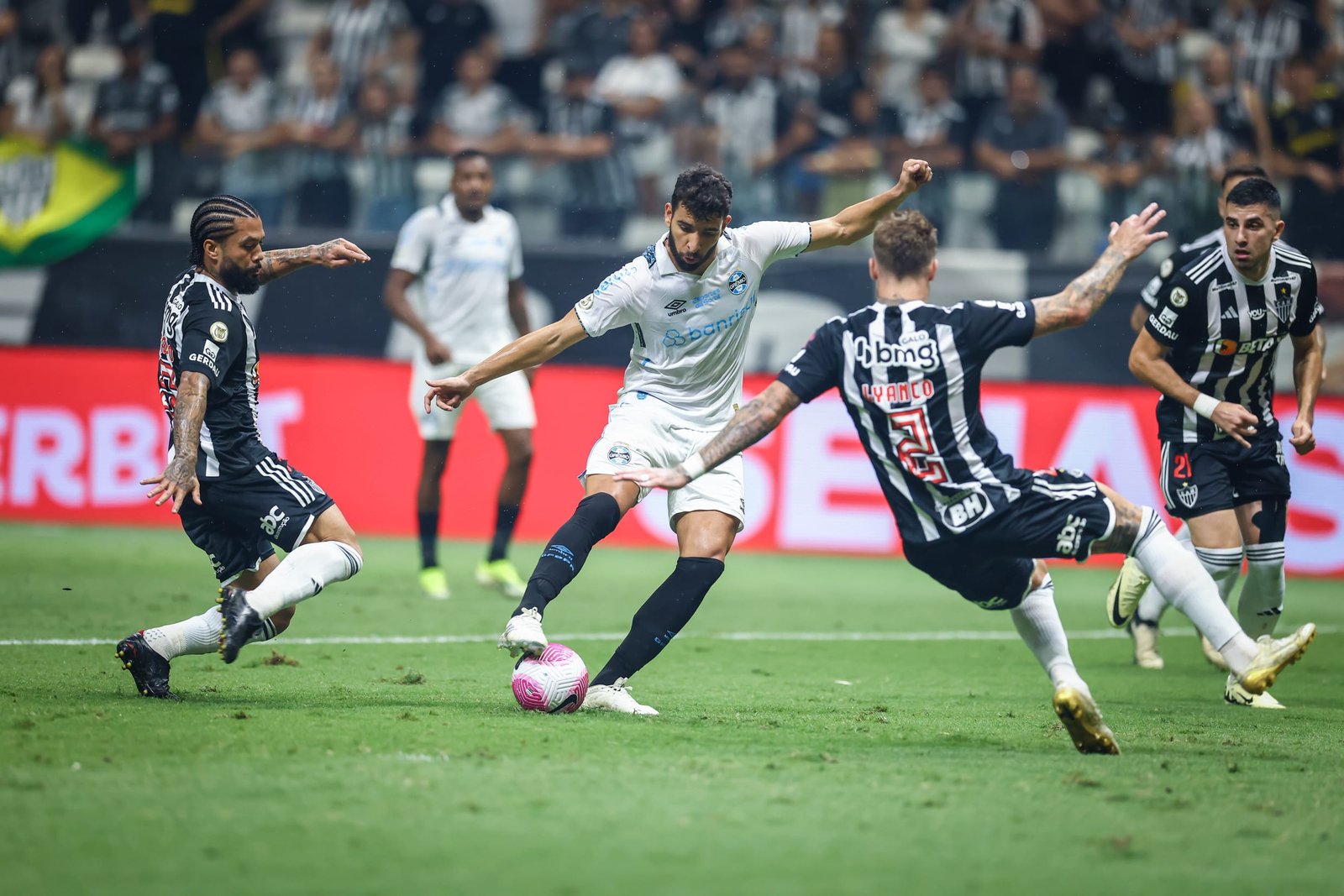 Grêmio perde para o Atlético Mineiro e Renato reclama da arbitragem 6 Grêmio perde para o Atlético Mineiro e Renato reclama da arbitragem