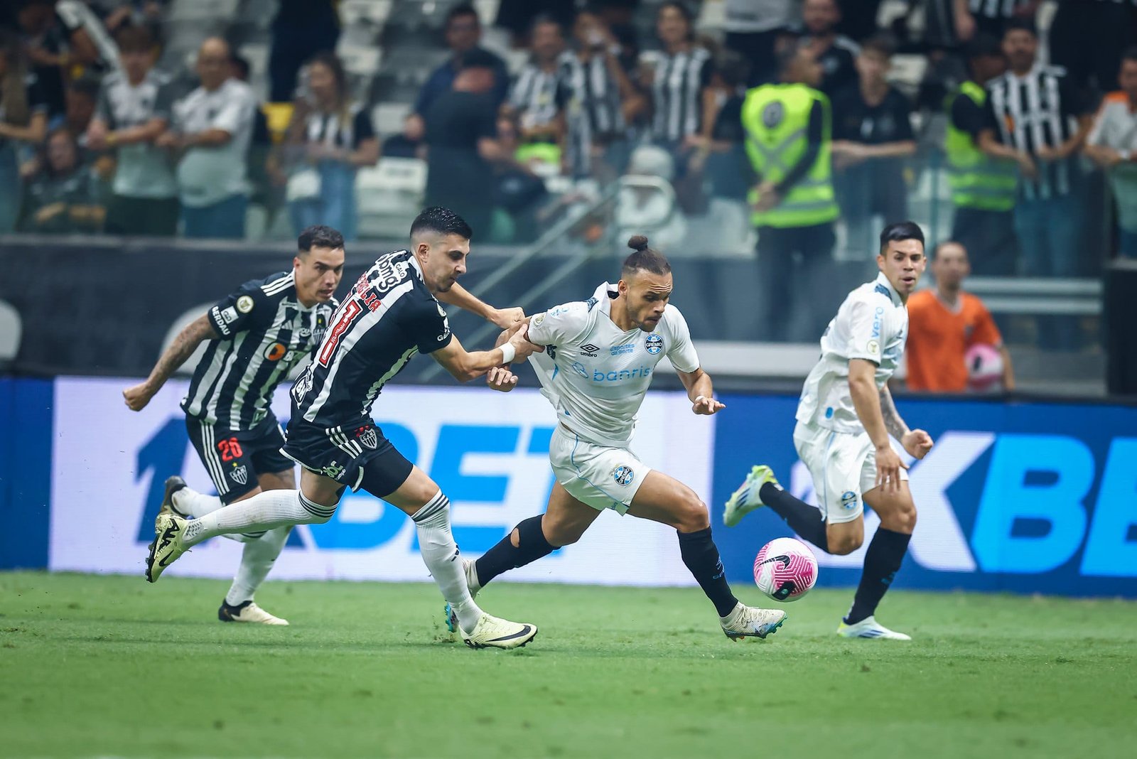 CBF divulga áudio do VAR em lance de gol anulado do Grêmio contra o Atlético-MG 5 CBF divulga áudio do VAR em lance de gol anulado do Grêmio contra o Atlético-MG