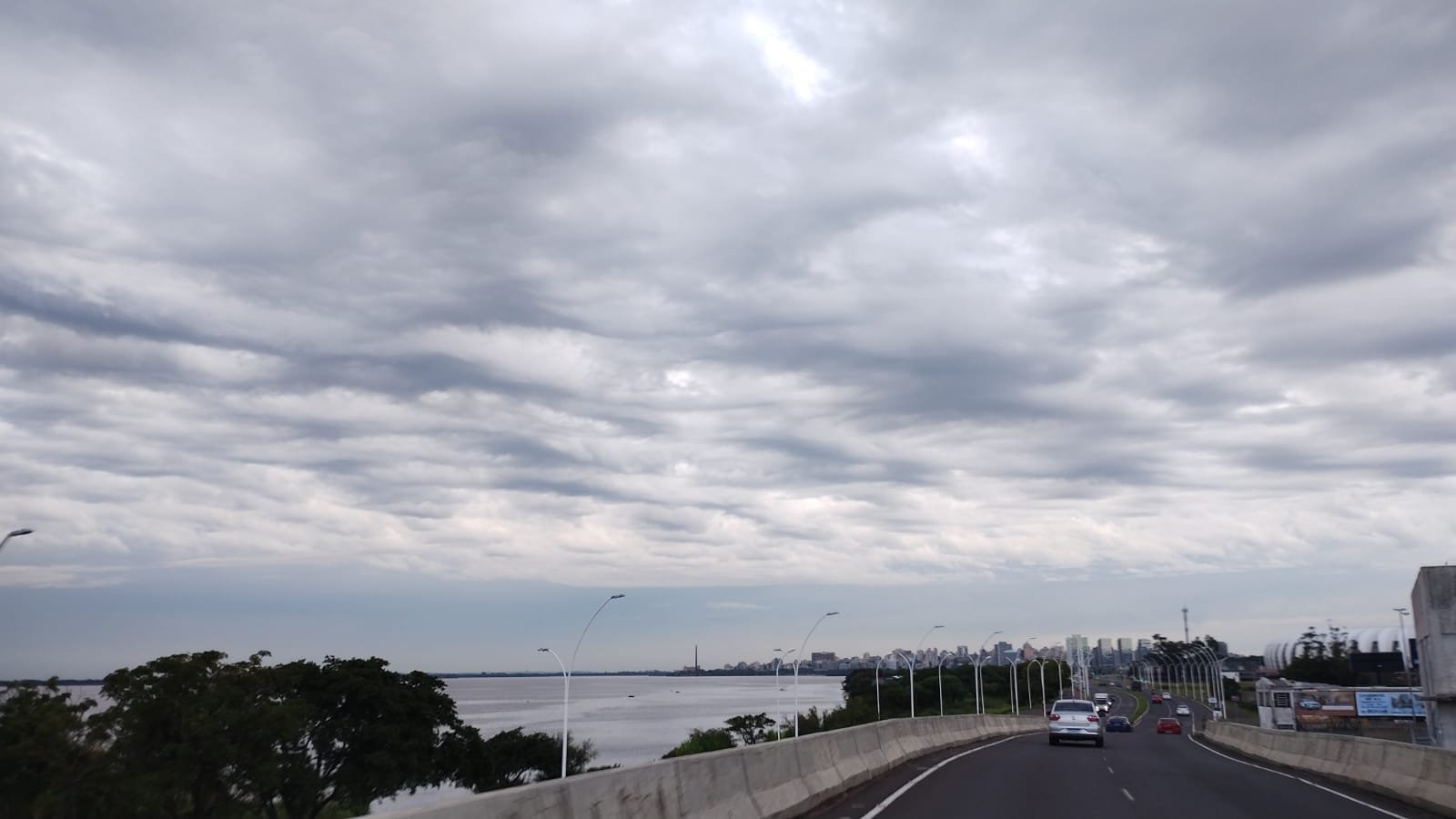 Semana começa com tempo instável e temperatura amena no RS