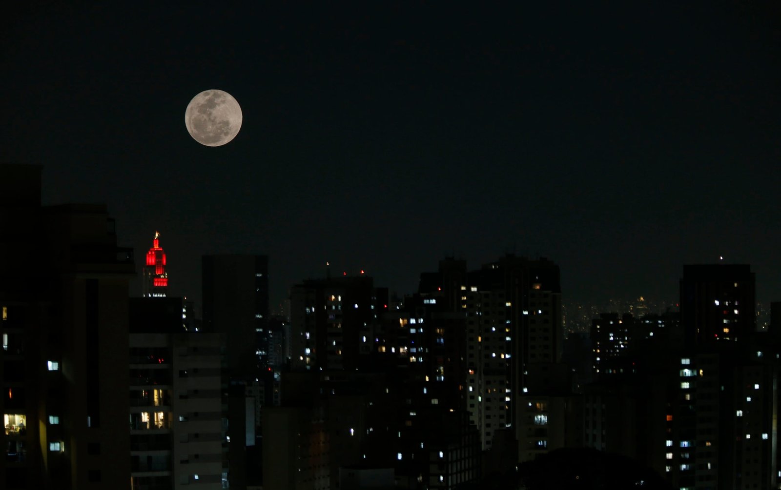 Superlua brilhará no céu nesta quinta