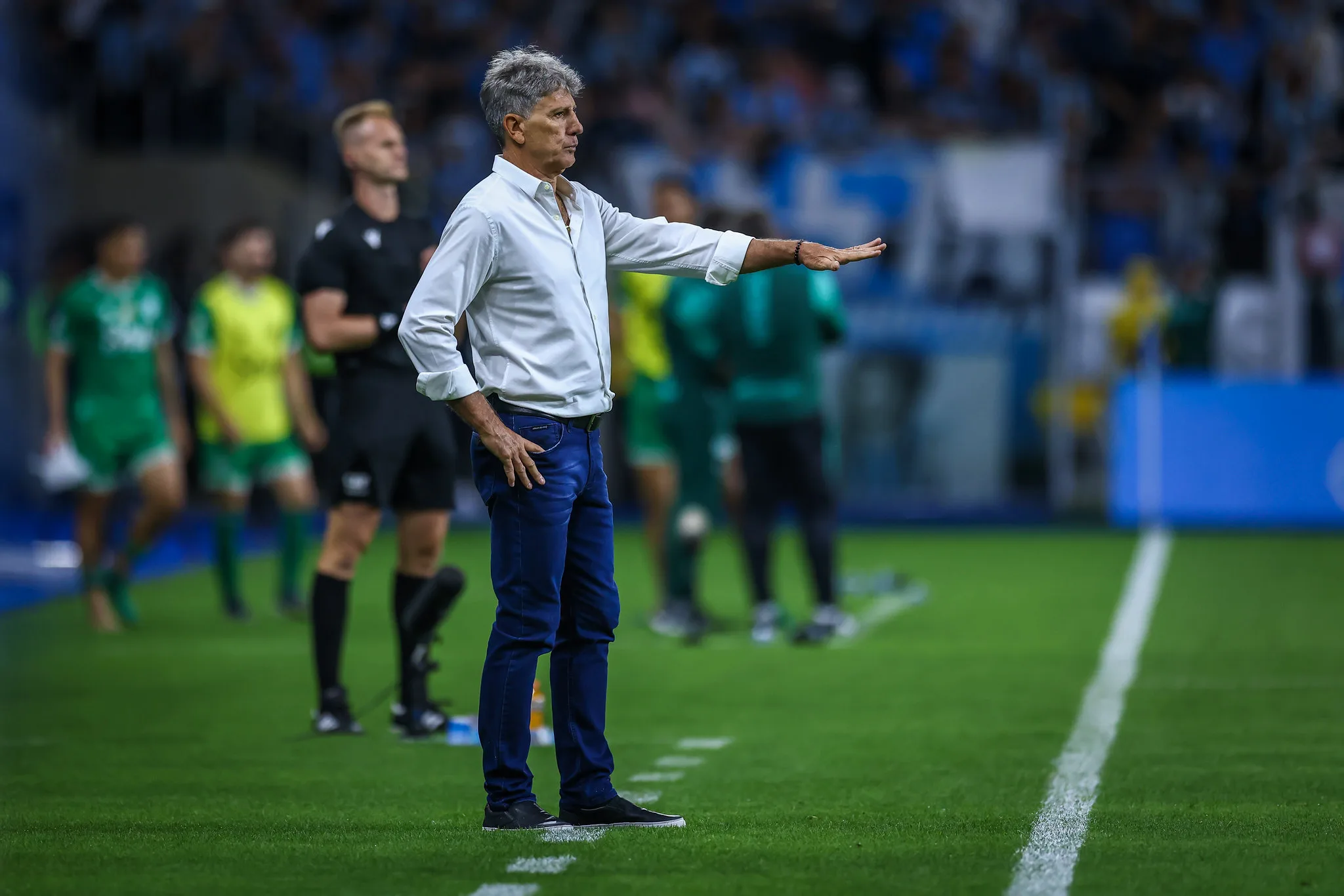 Veja números de Renato Gaúcho como treinador do Grêmio 1 O treinador Renato Gaúcho na beira do gramado da Arena faz gesto para os jogadores.