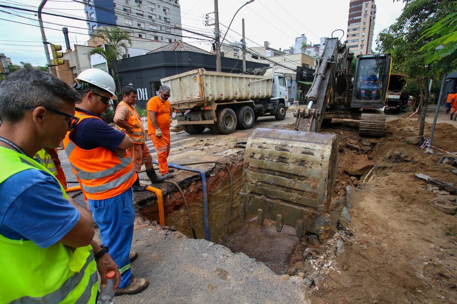 Rompimento de adutora afeta abastecimento de água em 4 bairros de Porto Alegre