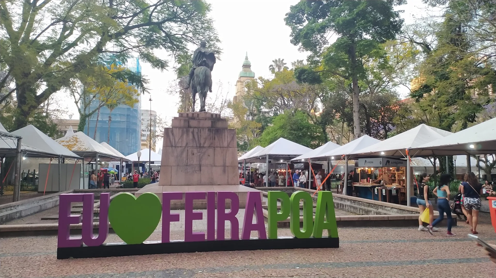 Com mais de 700 sessões de autógrafos, 72ª Feira do Livro de Porto Alegre começa na sexta