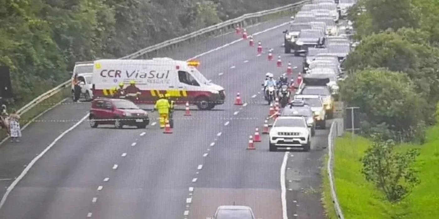 Cratera provoca bloqueio em pista da FreeWay 1 Cratera provoca bloqueio em pista da FreeWay