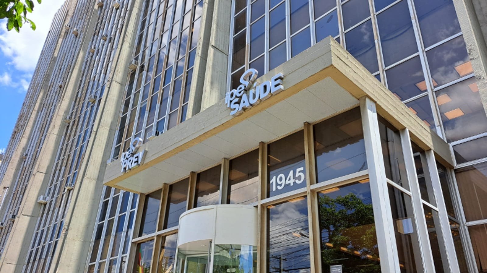 Entidades médicas se reúnem com presidente do IPE Saúde para debater crise