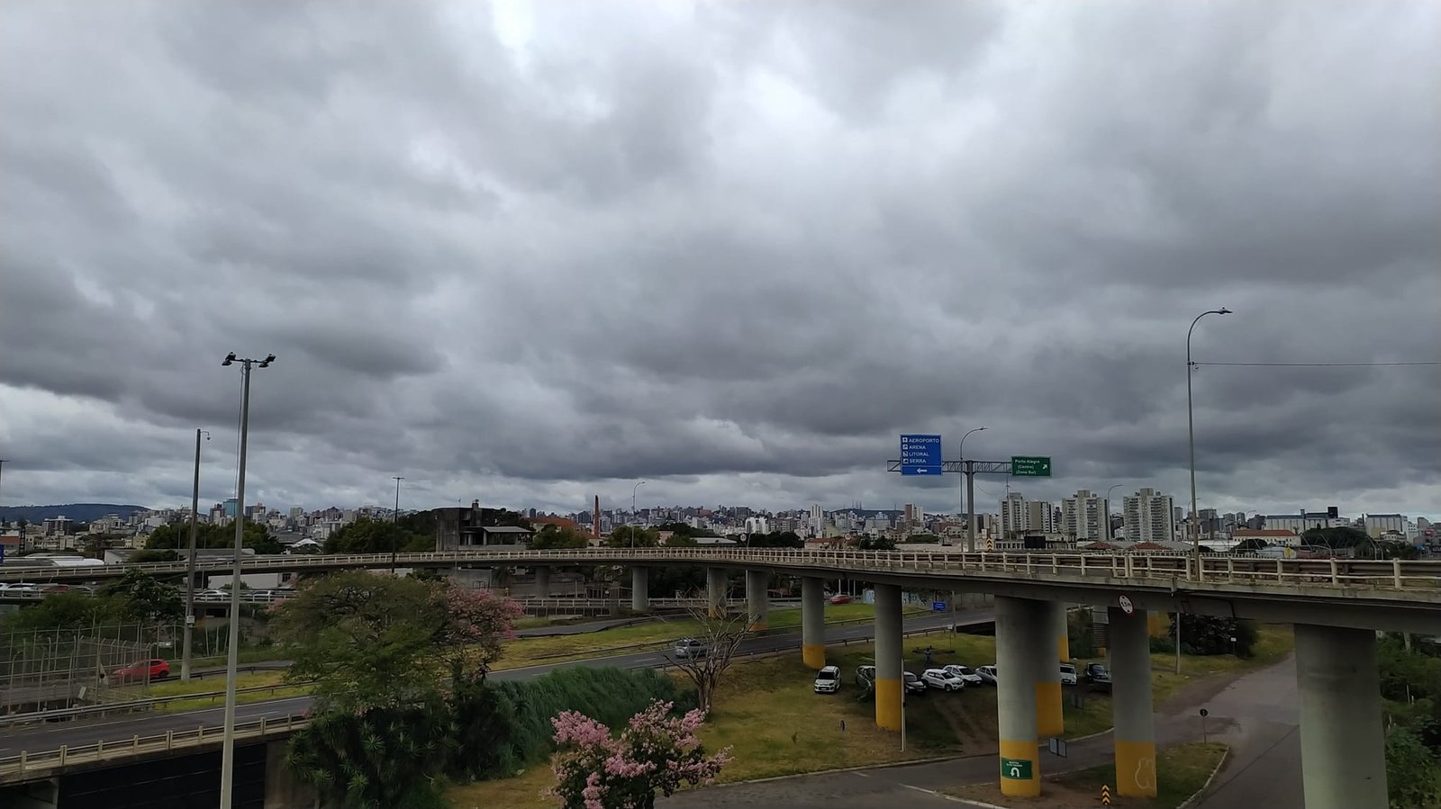 Tempo: A aproximação de frente fria provoca nuvens carregadas no RS 1 tempo porto alegre 2