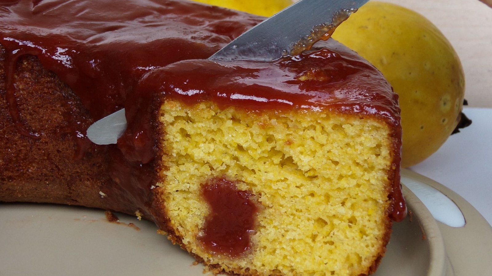 Bolo de Fubá com Goiabada