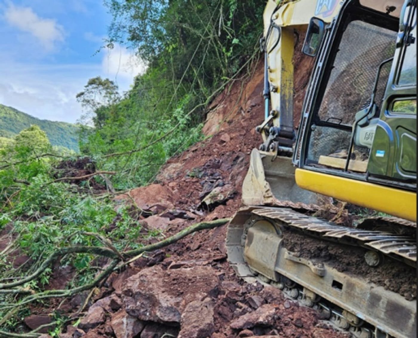 Deslizamento de terra bloqueia estrada entre Caxias do Sul e Gramado
