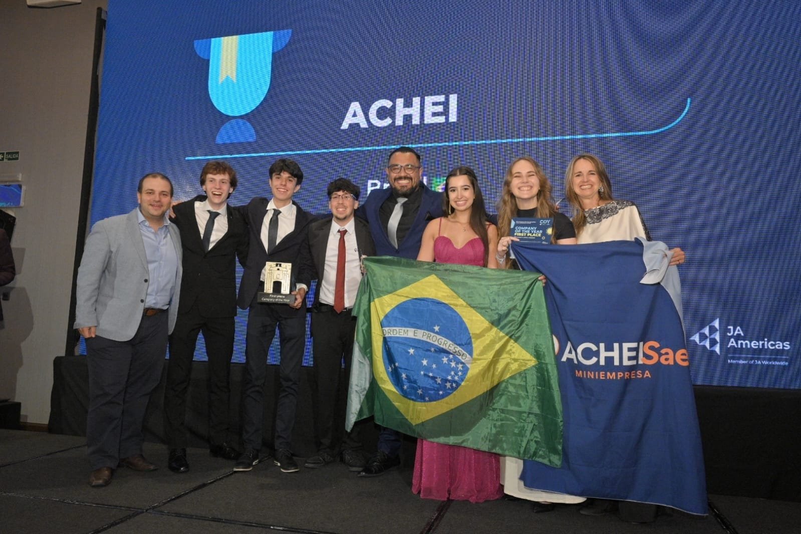 Estudantes gaúchos vencem competição internacional de empreendedorismo no Uruguai