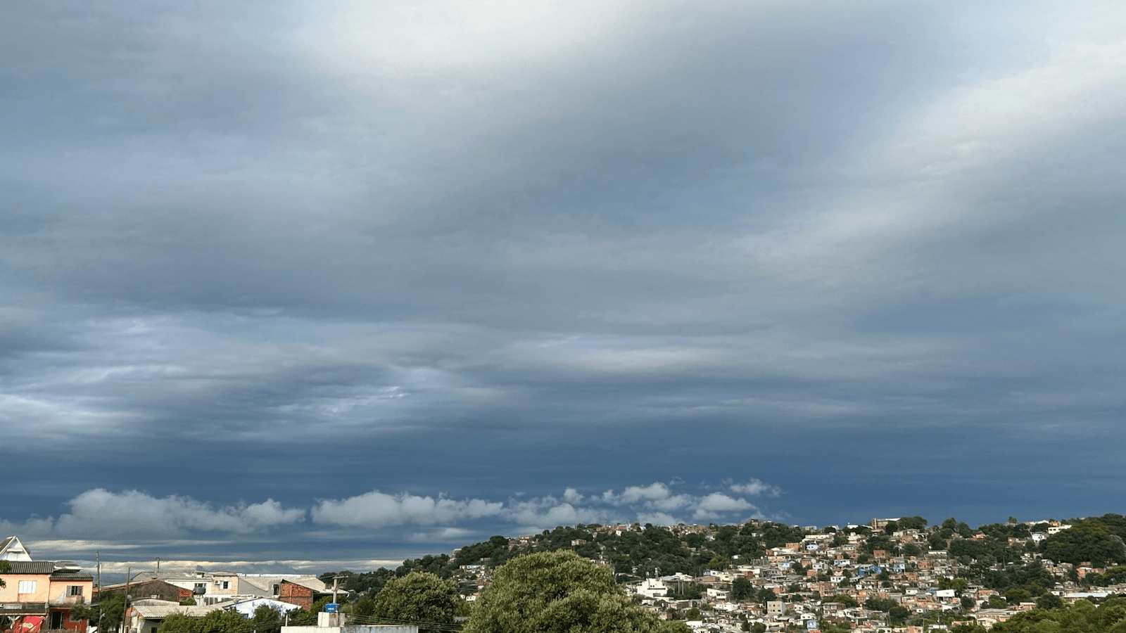 Frente fria avança e provoca chuva irregular no RS nesta quarta