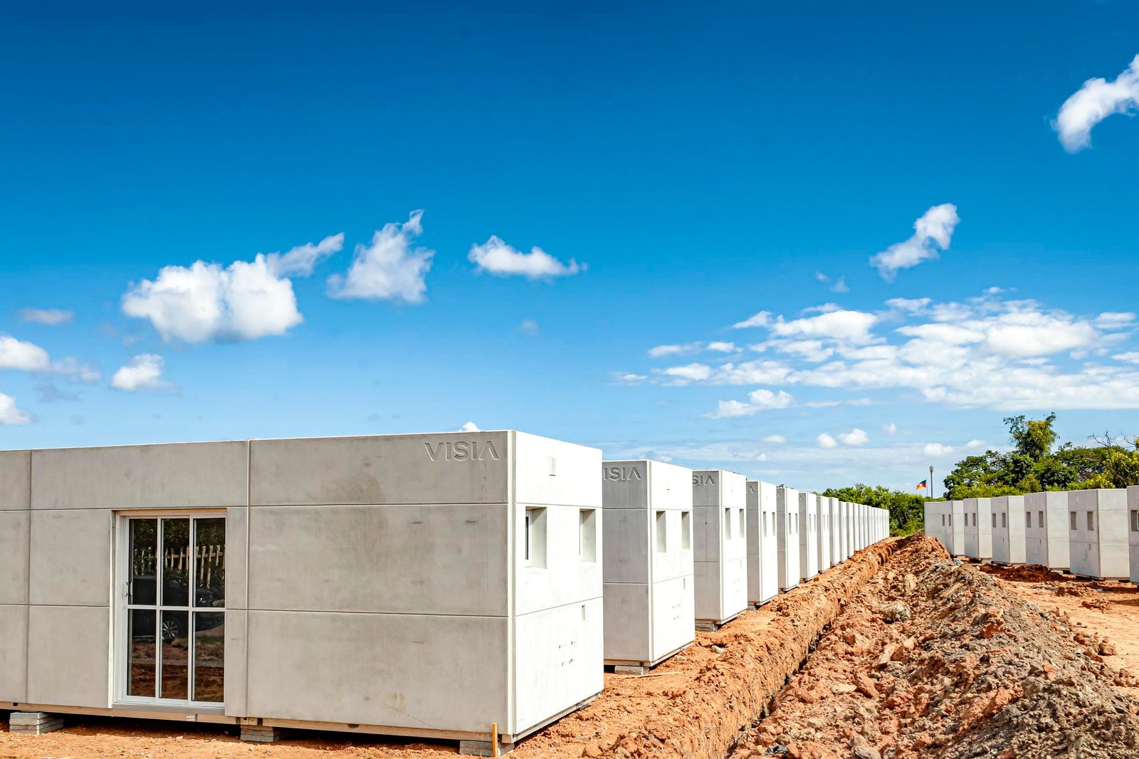 Após 8 meses, Porto Alegre recebe moradias provisórias para abrigar afetados pela enchente