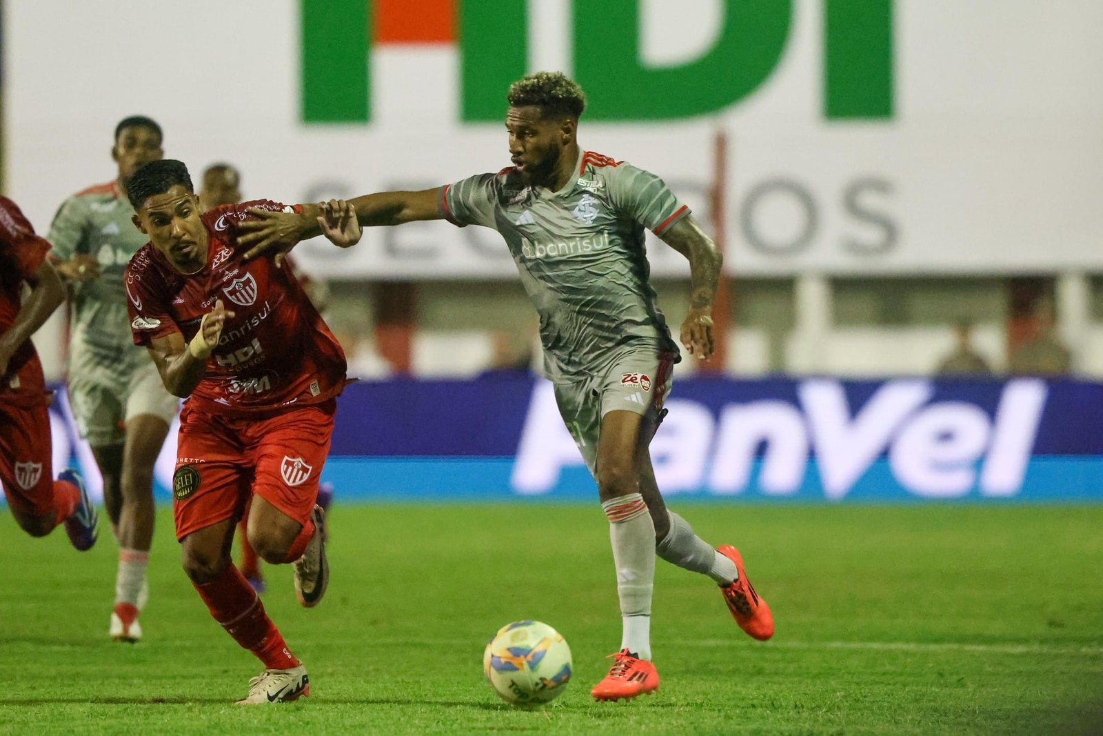 “Aguentamos bem”, diz Roger após Inter empatar com o Guarany