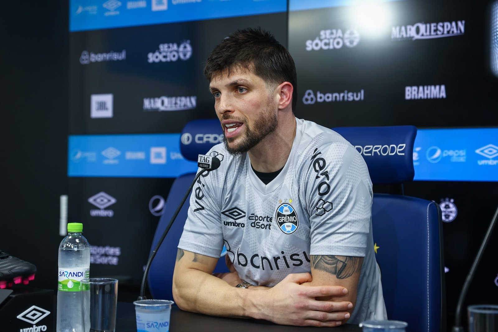 "Sei onde estou pisando", diz Tiago Volpi em apresentação oficial no Grêmio 9 “Sei onde estou pisando”, diz Tiago Volpi em apresentação oficial no Grêmio