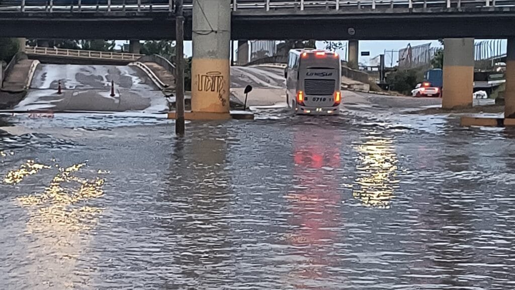 Chuva provoca alagamentos e transtornos em Porto Alegre 2 WhatsApp Image 2025 01 01 at 19.24.30