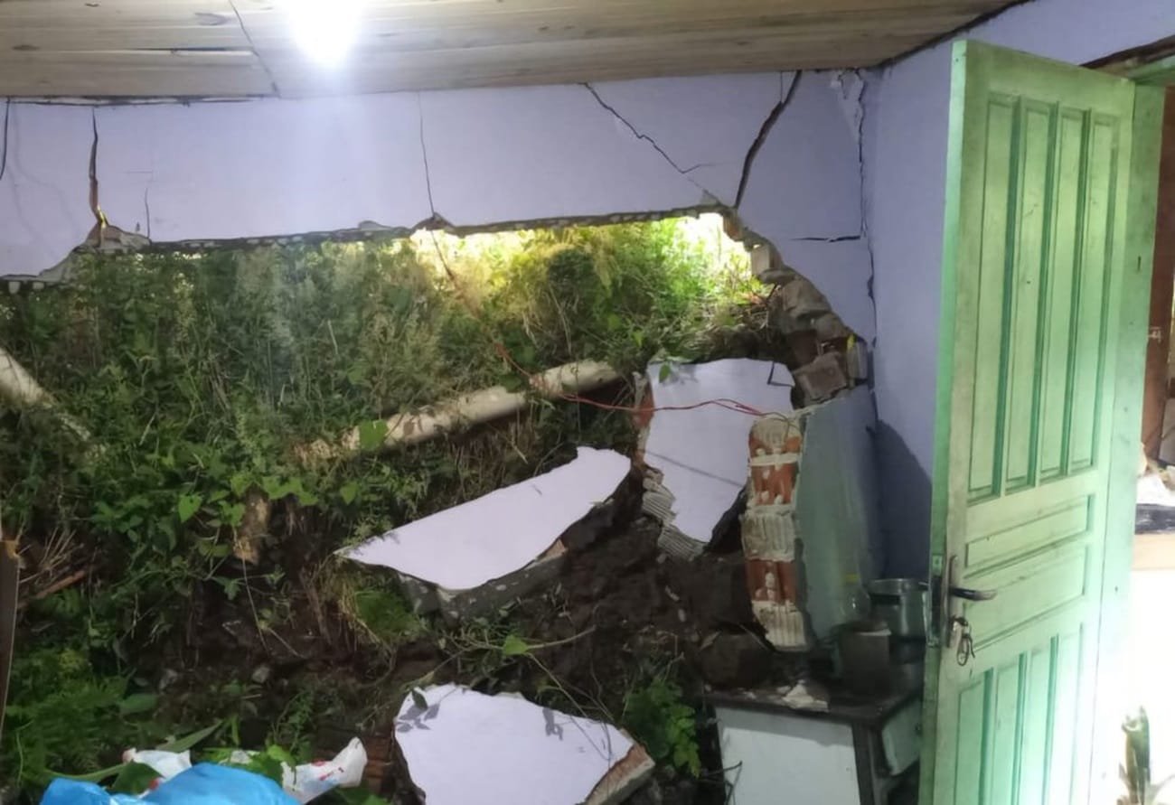 Após estragos causados pela chuva, Prefeitura de Caxias interdita casas