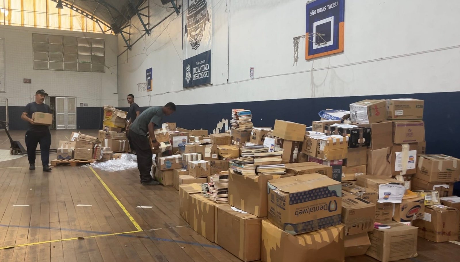 Mais de 30 toneladas de livros são doadas ao Rio Grande do Sul