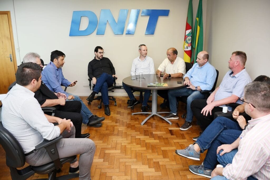 Prefeituras de Nova Petrópolis e Picada Café realizam reunião para discutir obras na BR-116 2 reuniao