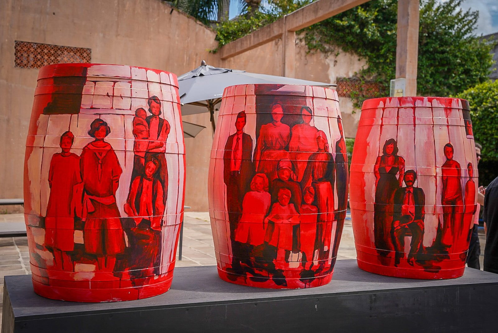 Barris de vinho pintados viram atração na Serra Gaúcha