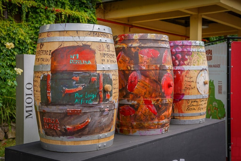 Barris de vinho pintados viram atração na Serra Gaúcha 4 54271040885 0b425848b3 k