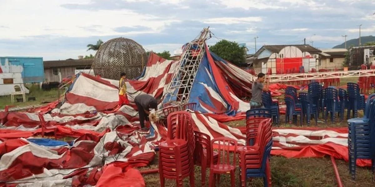 Temporal: 10 pessoas ficaram feridas após queda de circo em Osório 1 circo