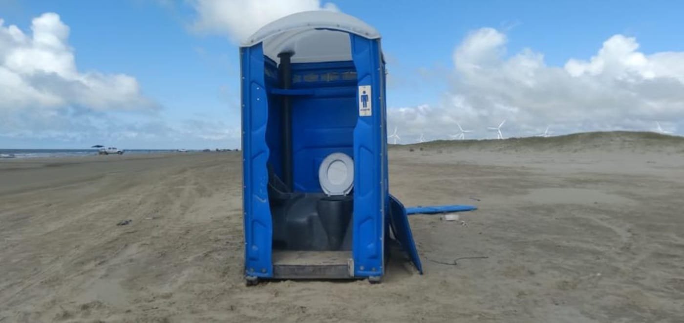 Banheiros químicos são depredados na Praia do Cassino, em Rio Grande