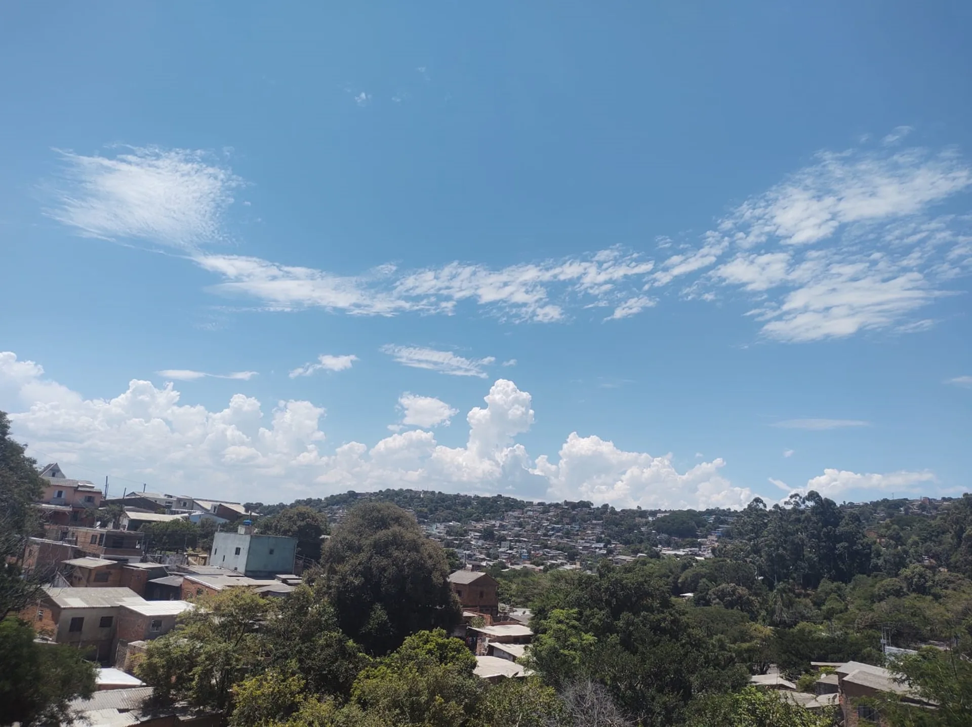 Tempo: Massa de ar quente ingressa e provoca elevação das temperaturas no RS