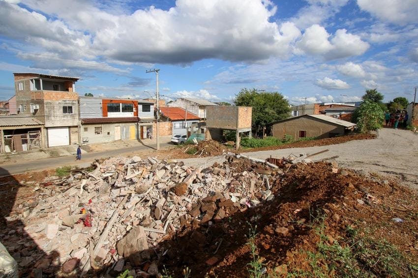 Prefeitura de Porto Alegre pede à Justiça desocupação de área junto ao Dique do Sarandi 2 11032025 Inicio da demolicao de casa sobre o dique Sarandi Luciano Lanes DMAE005