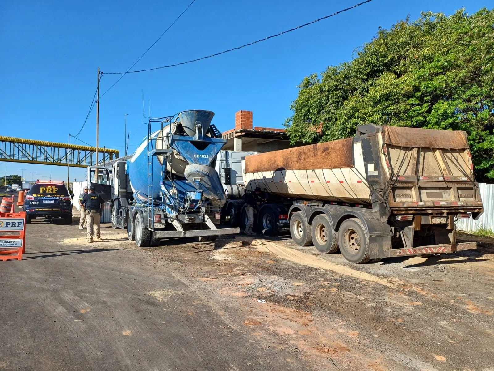 PRF flagra 4 caminhões com de excesso de peso na BR-116 1 caminhoes