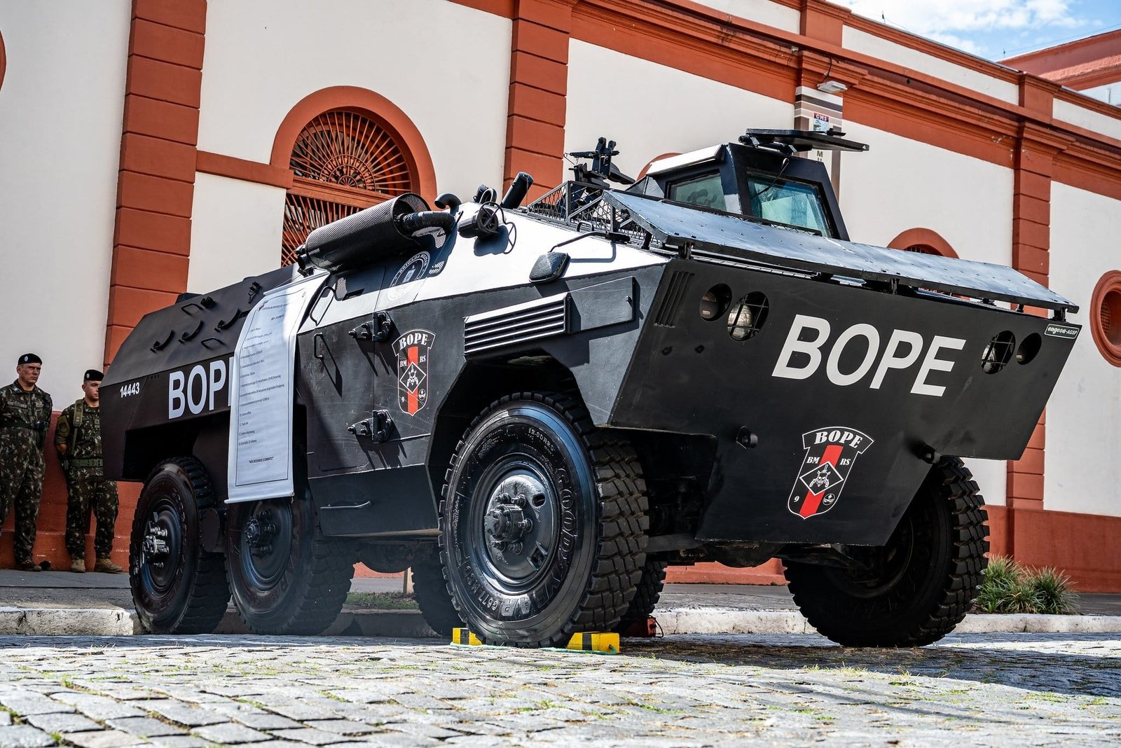 Brigada Militar recebe doação de blindados e fuzis do Exército