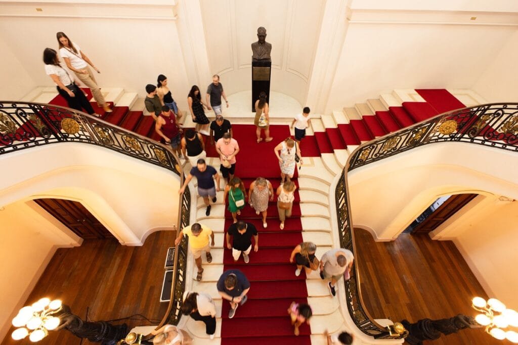 Visitação especial ao Palácio Piratini ocorre nos dias 26 e 27 de abril 2 Escadaria principal