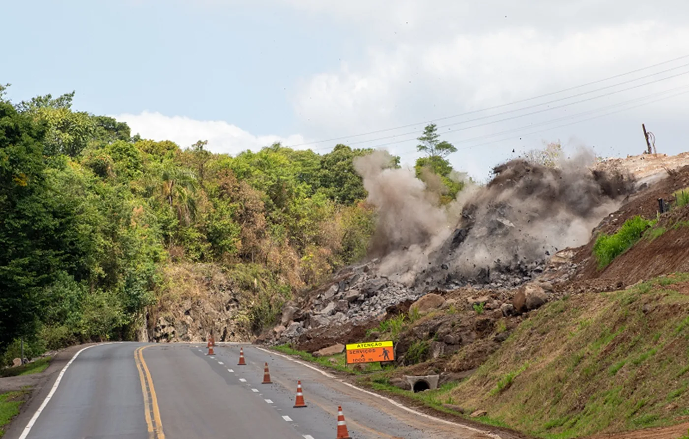 Detonações afetam trânsito na BR-386, no Norte do Rio Grande do Sul 7 Detonações afetam trânsito na BR-386, no Norte do Rio Grande do Sul