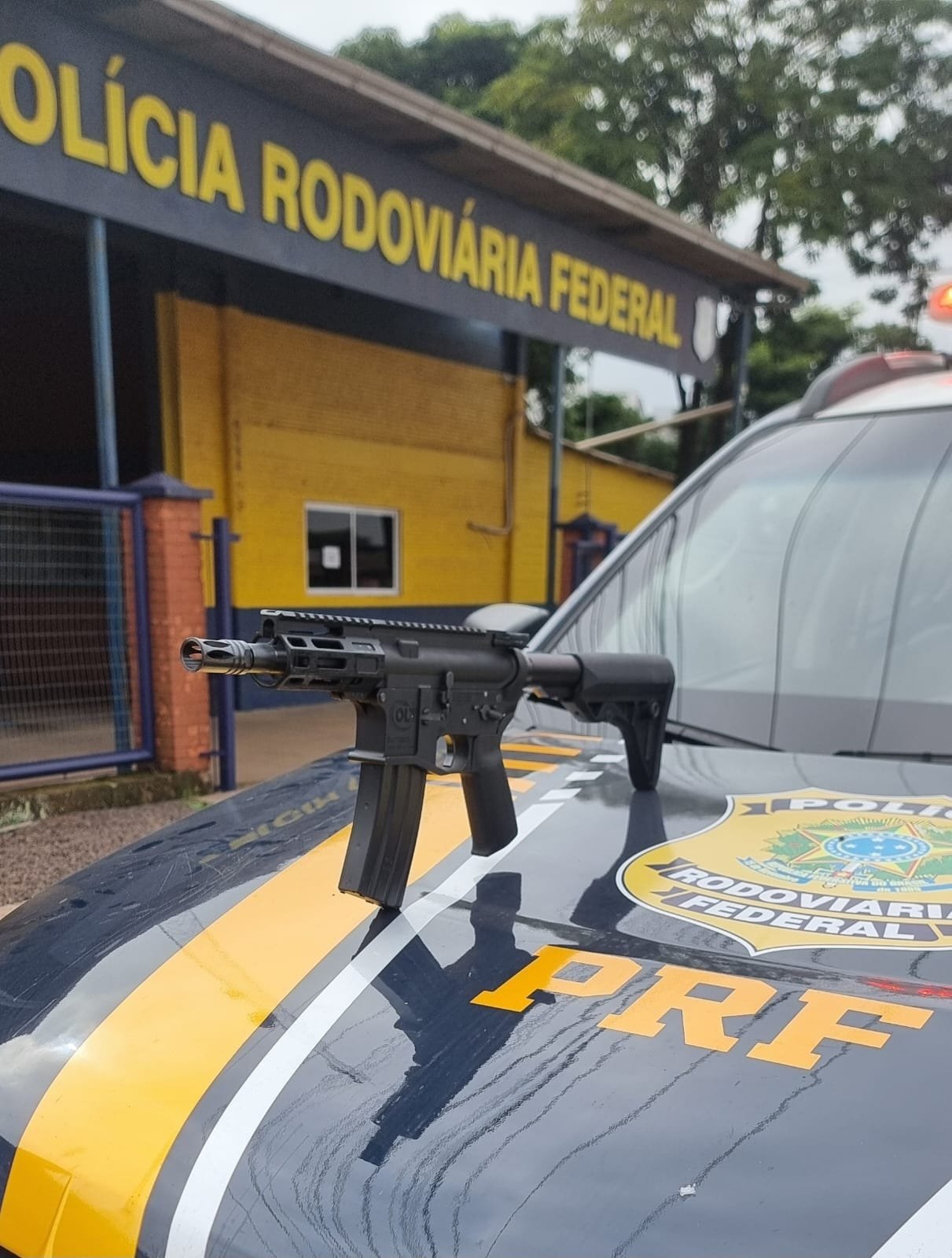 PRF prende mulher transportando fuzil em ônibus em Lajeado