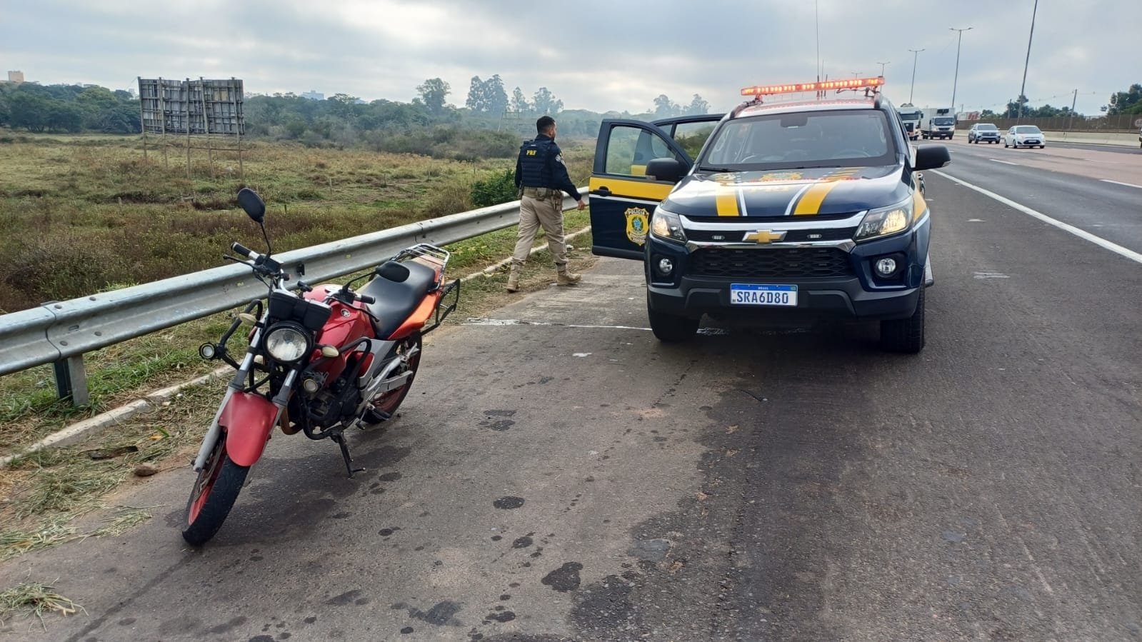 PRF flagra moto com 147 multas em Cachoeirinha