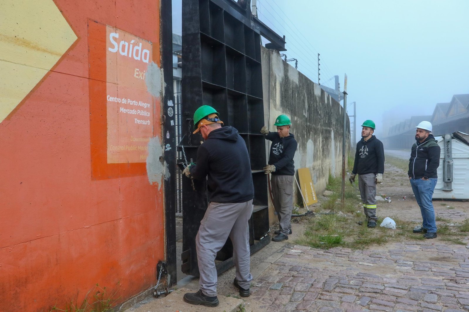 Comportas do sistema de proteção contra cheias são testadas em Porto Alegre