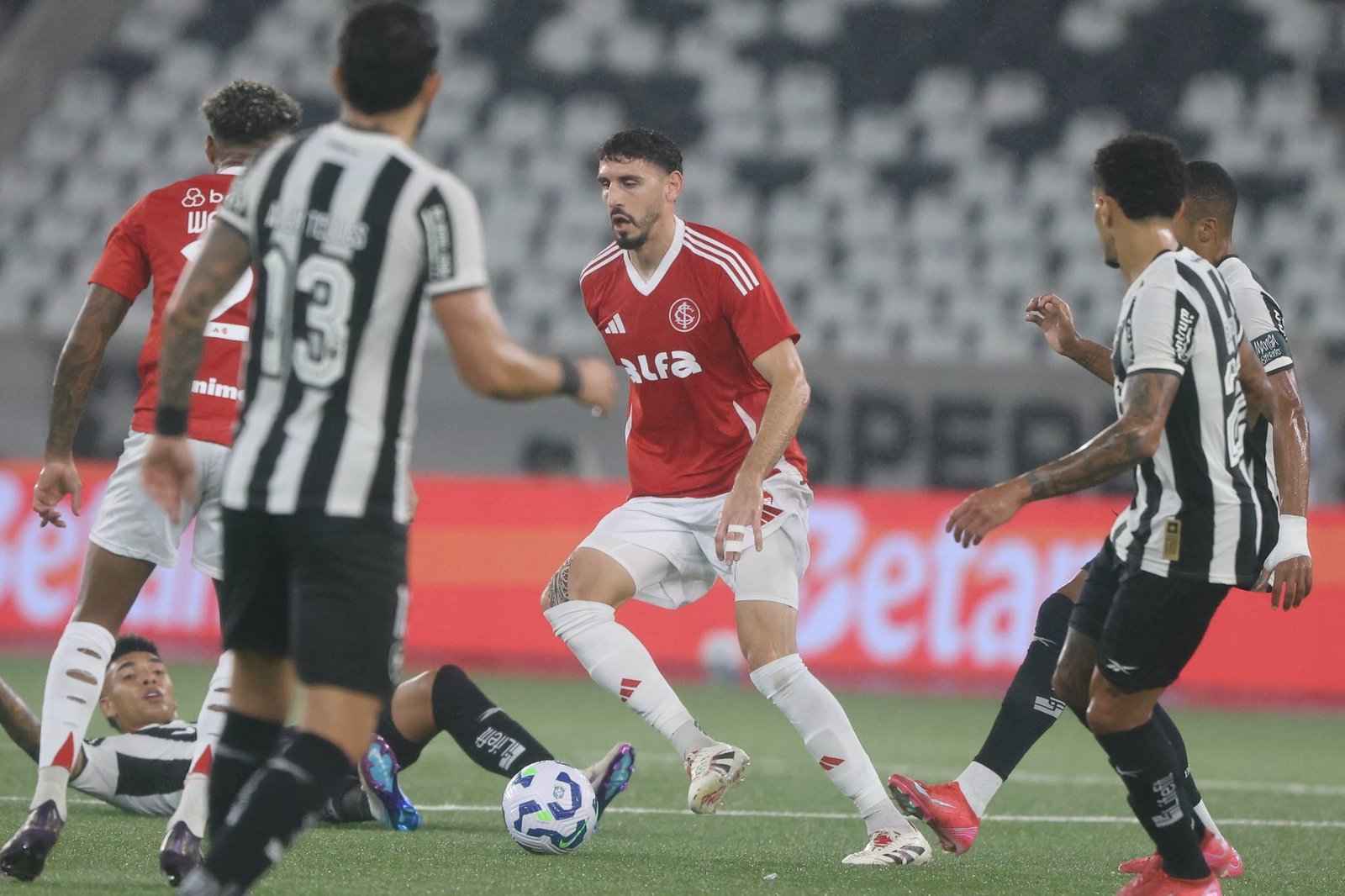 “Nós temos que mostrar algo diferente”, ressalta Roger após Inter sofrer goleada