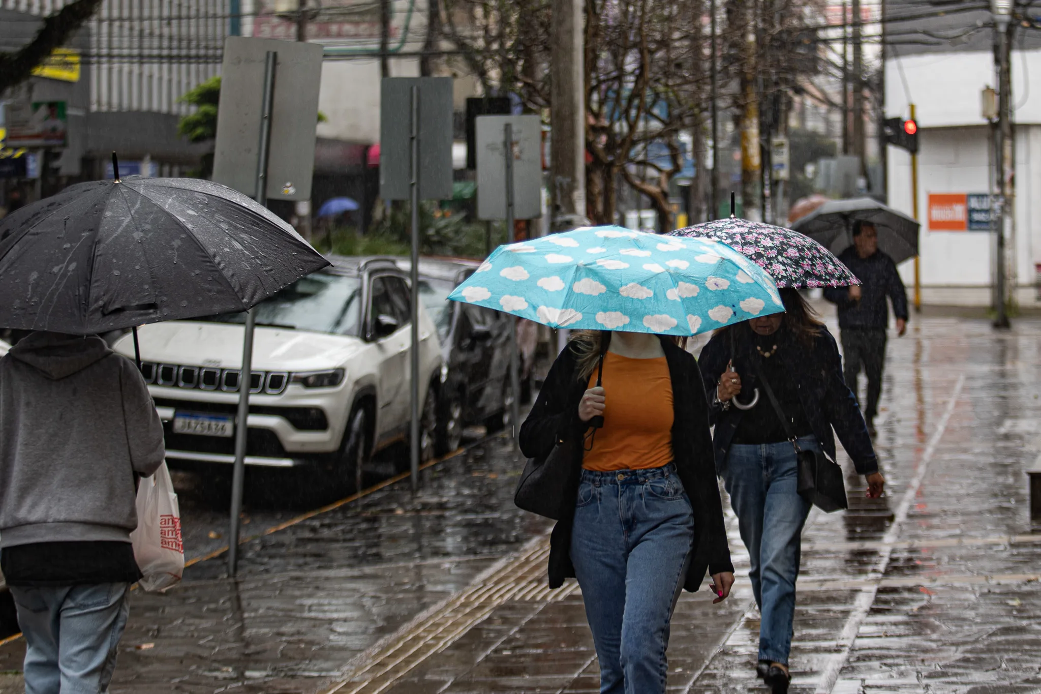 Áreas de instabilidade avançam e há previsão de chuva forte no RS