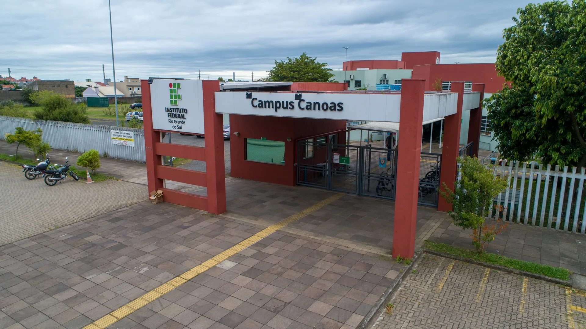 IFRS abre inscrições para cursos técnicos e superiores gratuitos 1 Fachada da sede do campus canoas do IFRS