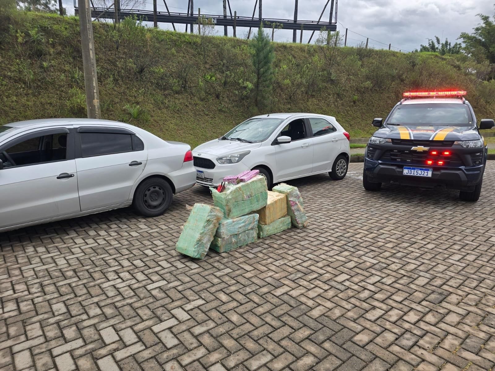 PRF apreende mais de 200 quilos de maconha em Gravataí 5 PRF apreende mais de 200 quilos de maconha em Gravataí