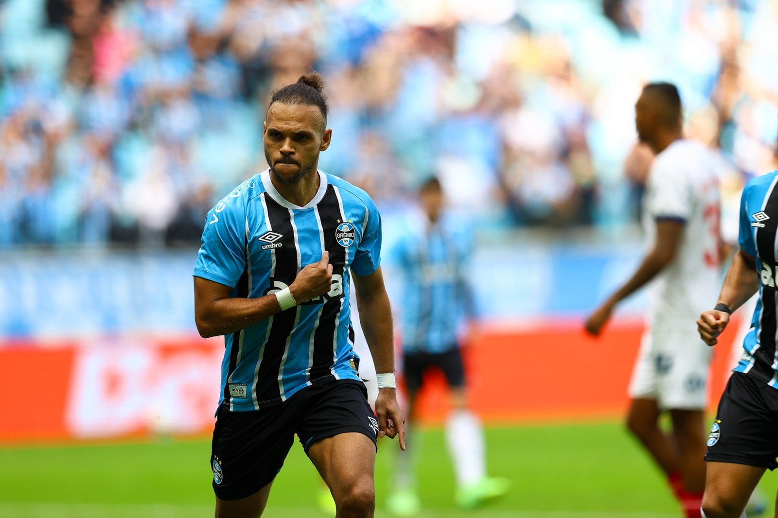 Com dificuldades, Grêmio vence o Bahia 8 Com dificuldades, Grêmio vence o Bahia