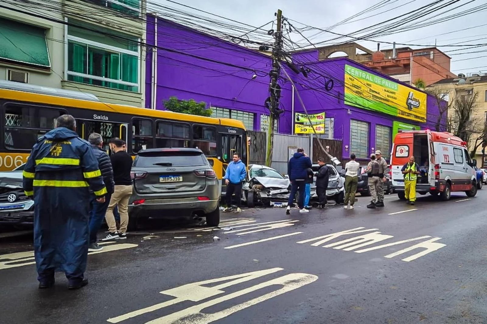 Após motorista ter mal súbito, ônibus colide com 9 veículos em Porto Alegre 10 Após motorista ter mal súbito, ônibus colide com 9 veículos em Porto Alegre