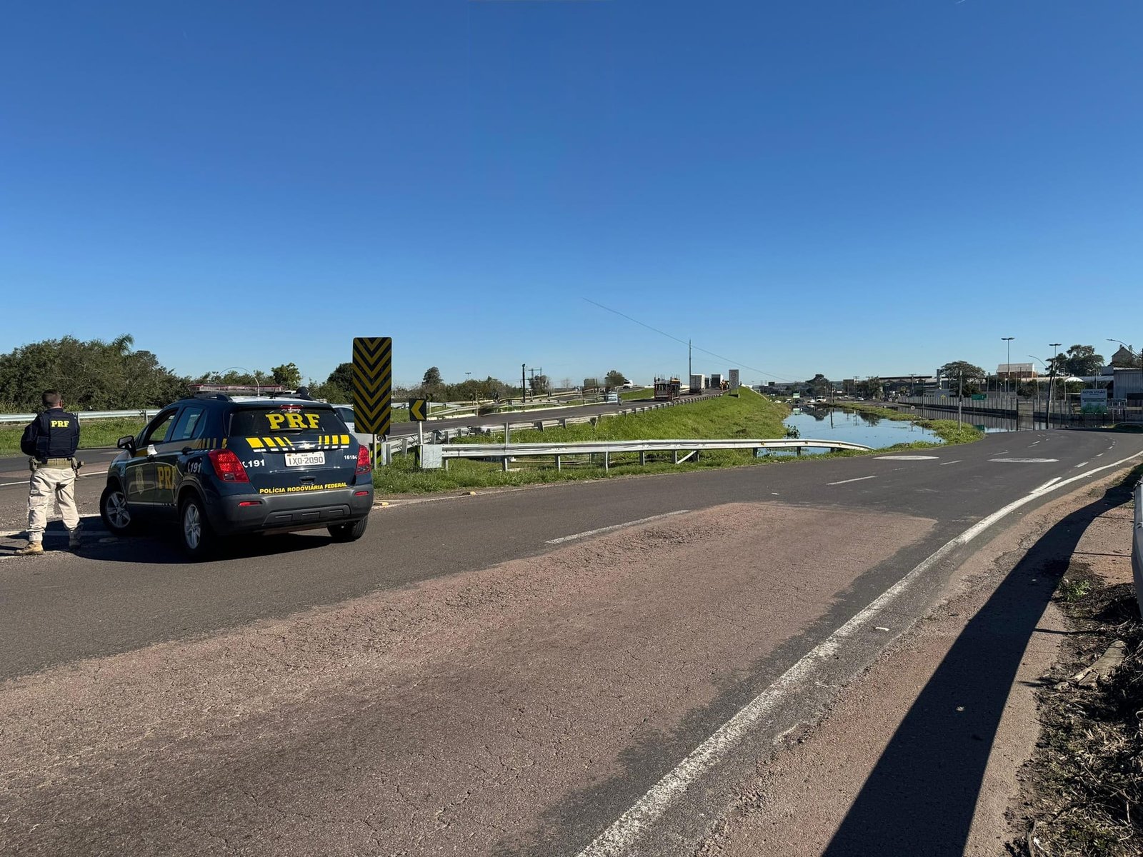 Retornos são bloqueados na BR-290 por conta de alagamentos