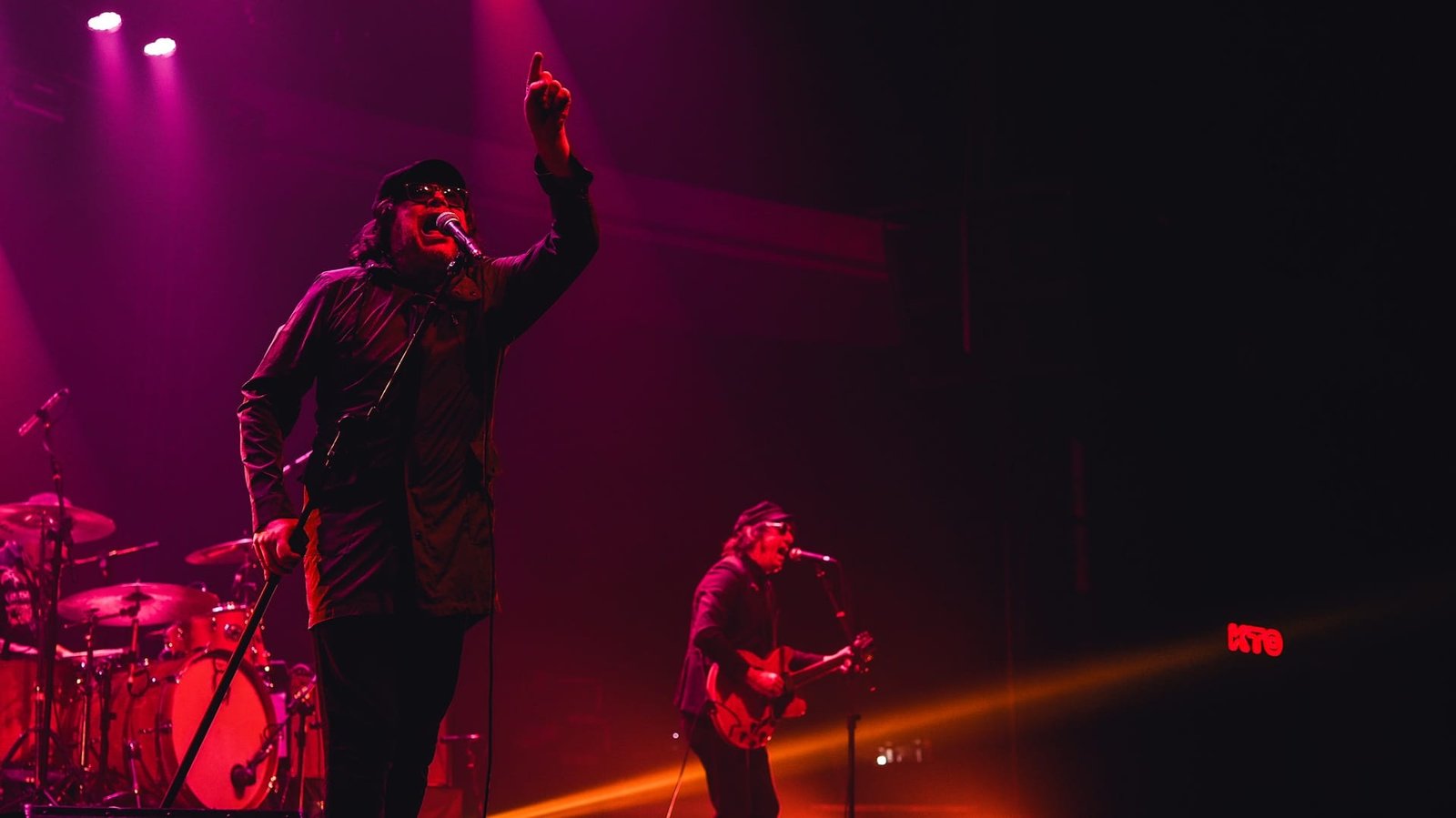 Cachorro Grande comemora 20 anos do álbum Pista Livre em show com participação de ícones do rock gaúcho