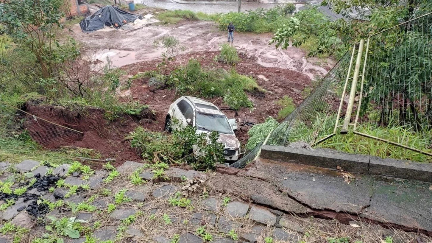 Deslizamento de terra força moradores a saírem de casa em Carazinho 9 Deslizamento de terra força moradores a saírem de casa em Carazinho