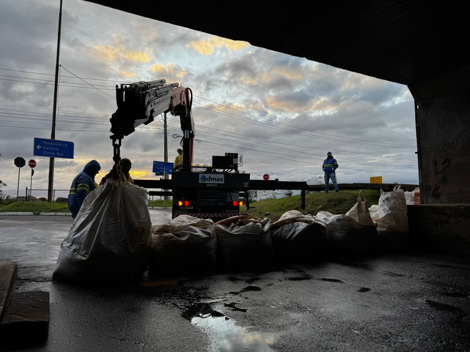 Comportas são fechadas e trânsito sofre alterações em Porto Alegre 10 Comportas são fechadas e trânsito sofre alterações em Porto Alegre